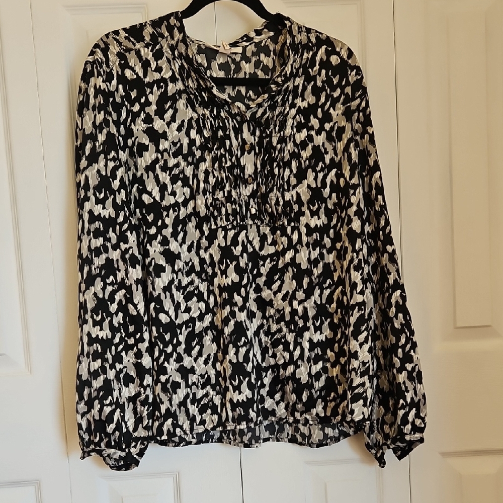 Women's Black and White Patterned Top